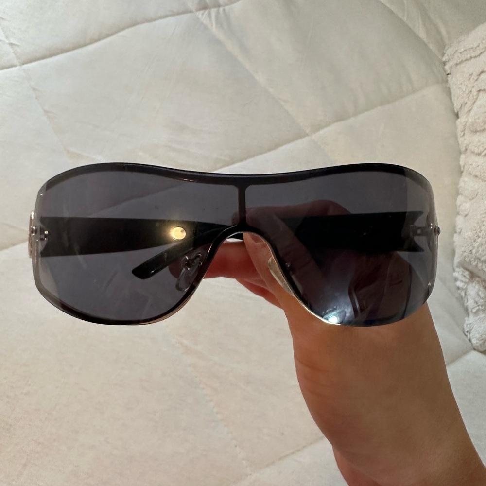 Good quality sunglasses. No scratches barley worn.